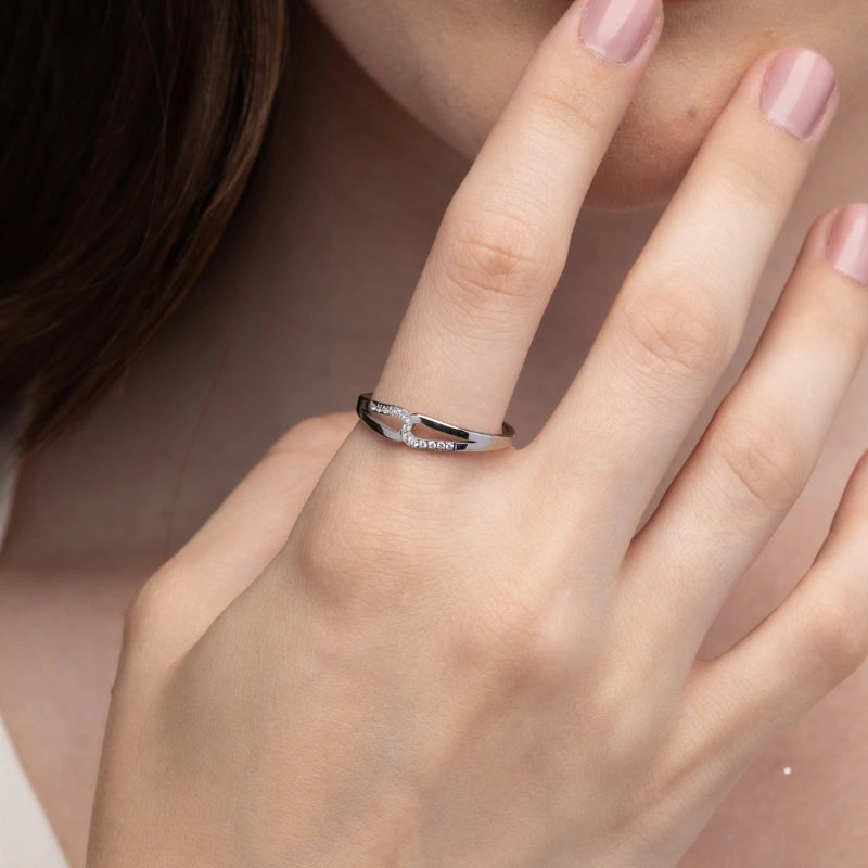 Anel Bella em aço inox usado na mão feminina