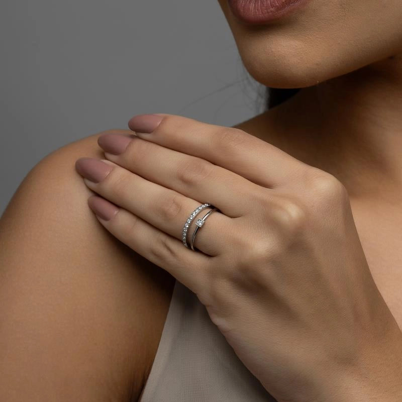 Anel Íris em aço inox com zircônias usado na mão feminina