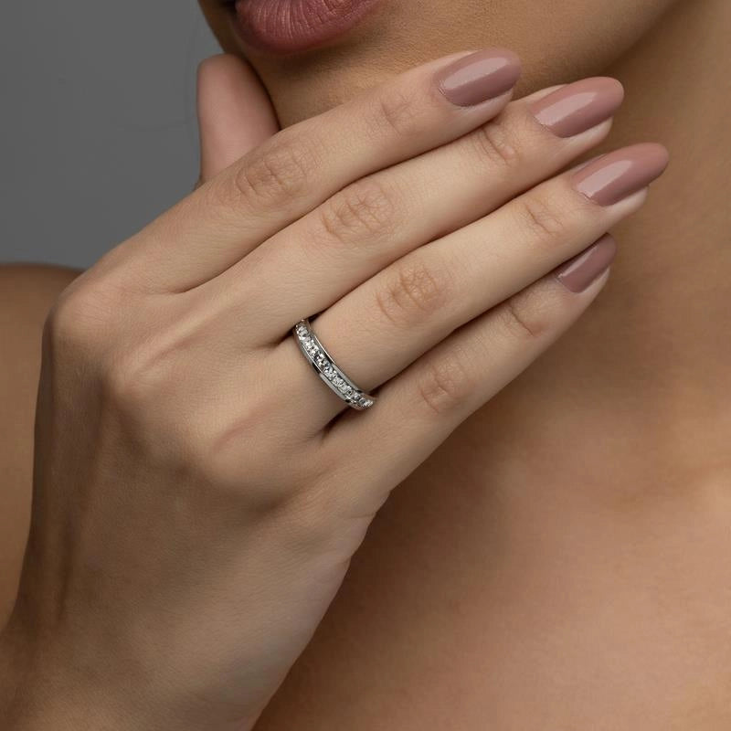 Anel Taís em aço inox com zircônias usado na mão feminina
