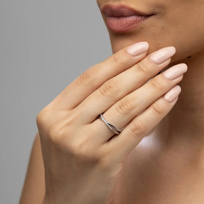Anel Zara em aço inox entrelaçado usado na mão feminina