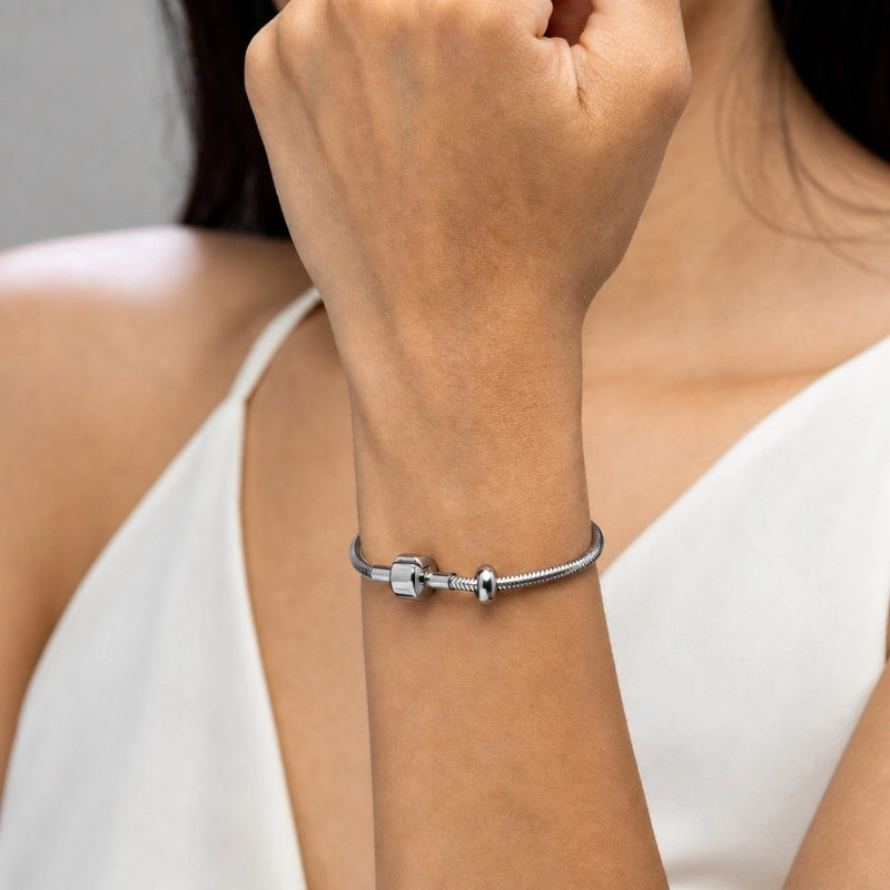 Berloque feminino Alícia separador liso sendo usado em pulseira de aço inoxidável antialérgico