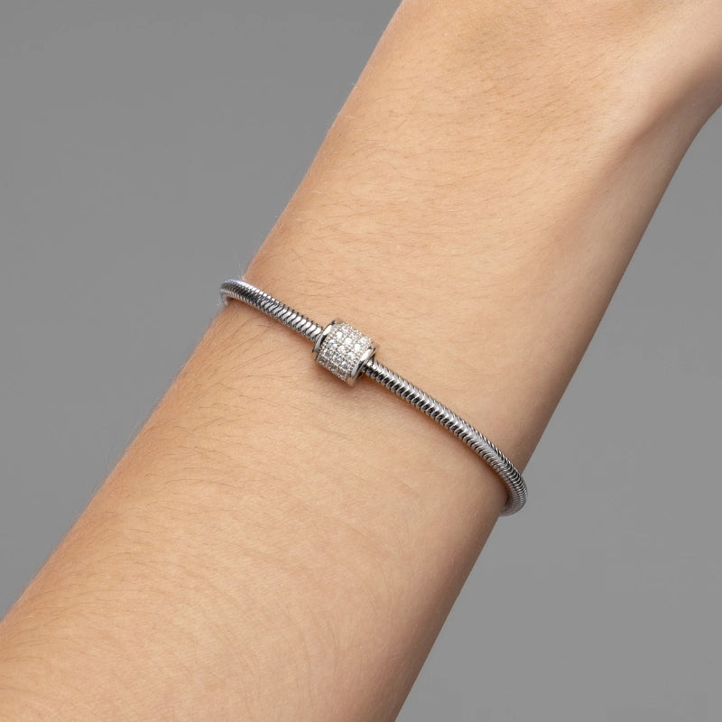 Berloque feminino Atena separador sendo usado em pulseira de aço inoxidável antialérgico