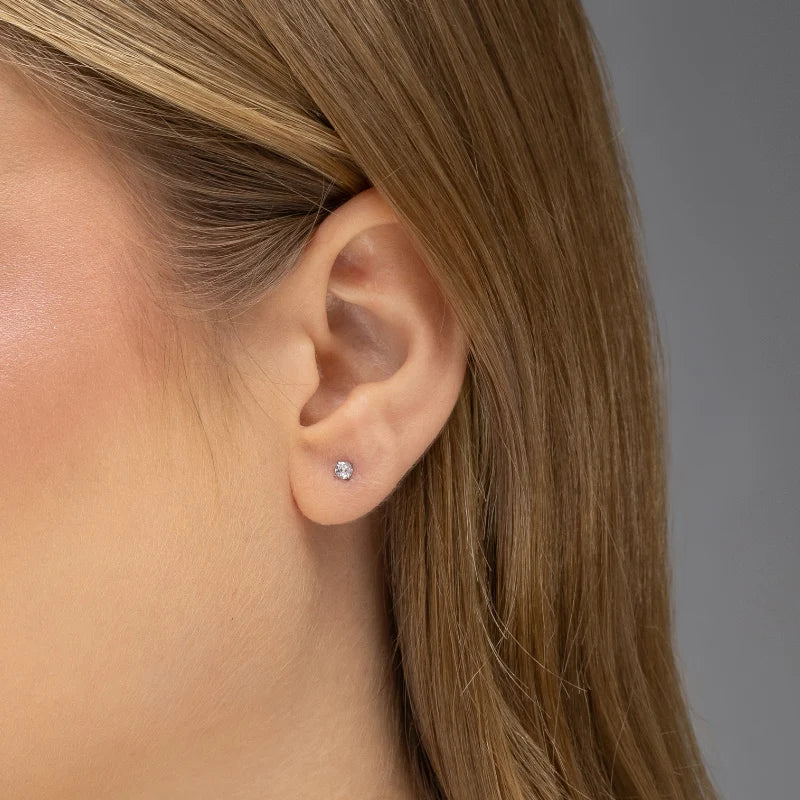 Brinco feminino Maya piercing cravejado sendo usado na orelha em aço inoxidável antialérgico