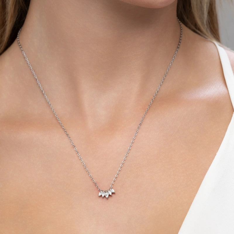 Colar feminino Cristal meia-lua sendo usado no colo em aço inoxidável antialérgico