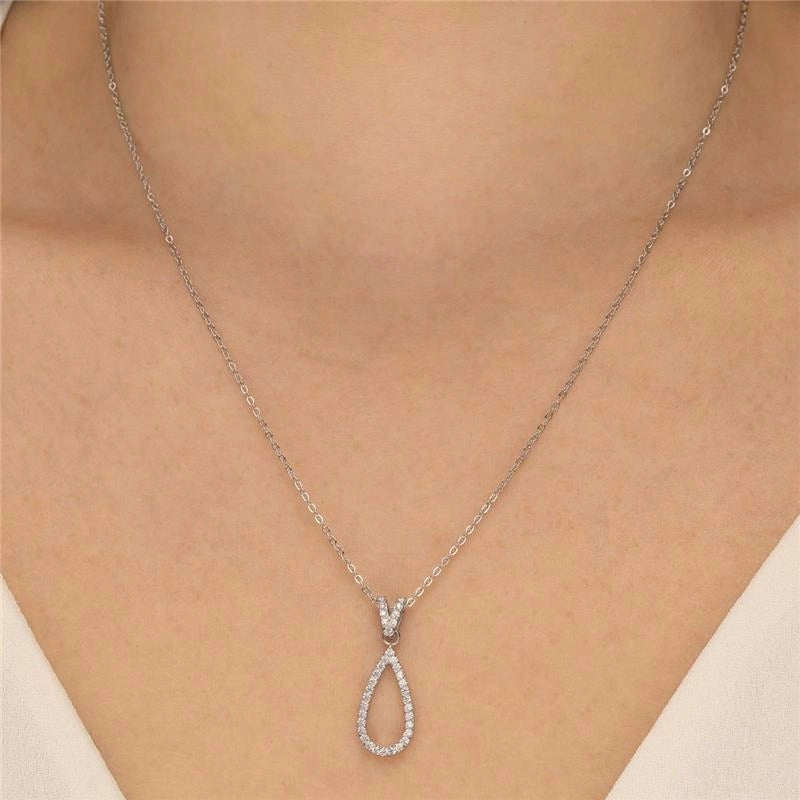 Colar feminino Heloísa gota cravejada com zircônias sendo usado no colo em aço inoxidável