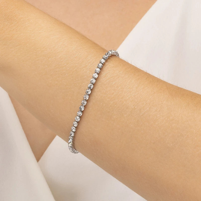 Pulseira feminina cravejada Gaia sendo usada no pulso em aço inoxidável antialérgico