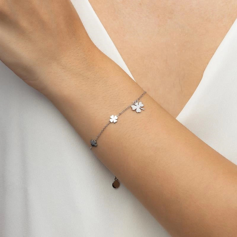 Pulseira feminina trevo Olívia sendo usada no pulso em aço inoxidável antialérgico