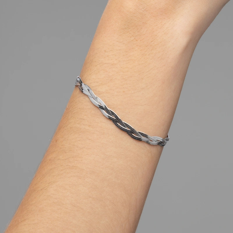 Pulseira trançada aço inoxidável feminina Julia sendo usada no pulso