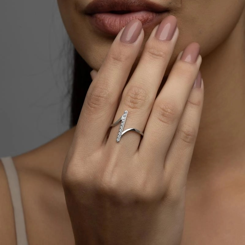 Anel Aurora em aço inox usado na mão feminina