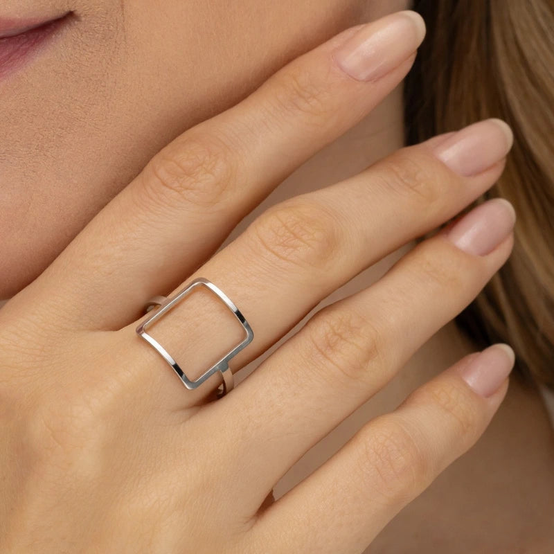 Anel Jade em aço inox quadrado usado na mão feminina