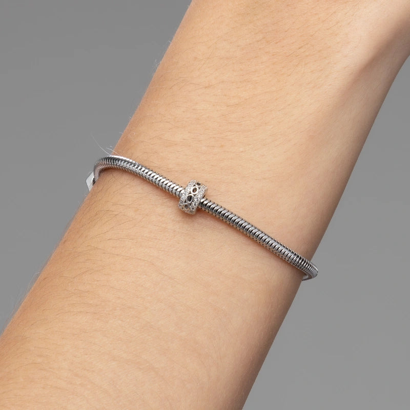 Berloque feminino Sophie separador sendo usado em pulseira de aço inoxidável antialérgico