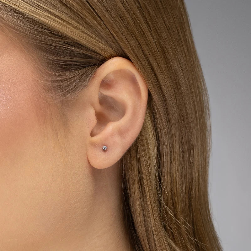 Brinco feminino Maya piercing cravejado sendo usado na orelha em aço inoxidável antialérgico