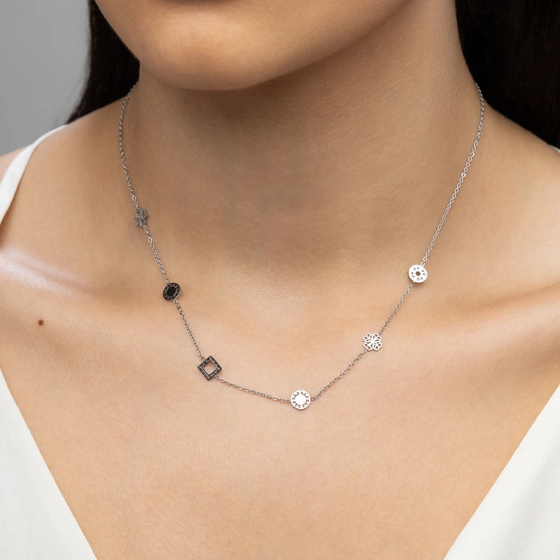 Colar feminino Alina com pingentes variados sendo usado no colo em aço inoxidável antialérgico