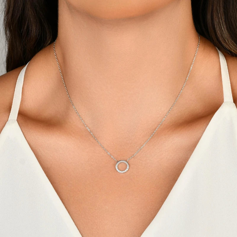 Colar feminino Eloá círculo minimalista sendo usado no colo em aço inoxidável antialérgico