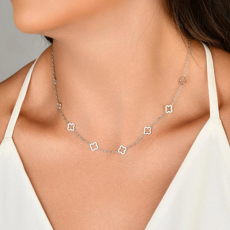 Colar feminino Lara de trevos sendo usado no colo em aço inoxidável antialérgico
