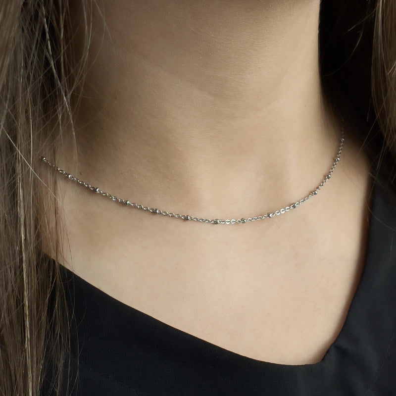 Colar feminino Mia de bolinha sendo usado no colo em aço inoxidável antialérgico