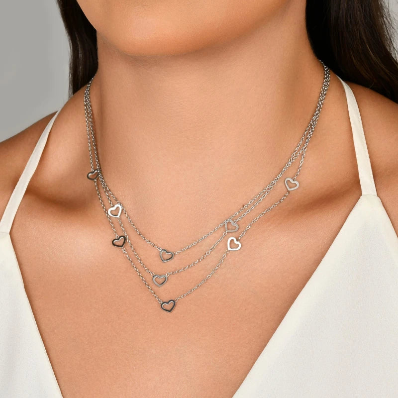 Colar feminino Nina multicamadas coração sendo usado no colo em aço inoxidável antialérgico
