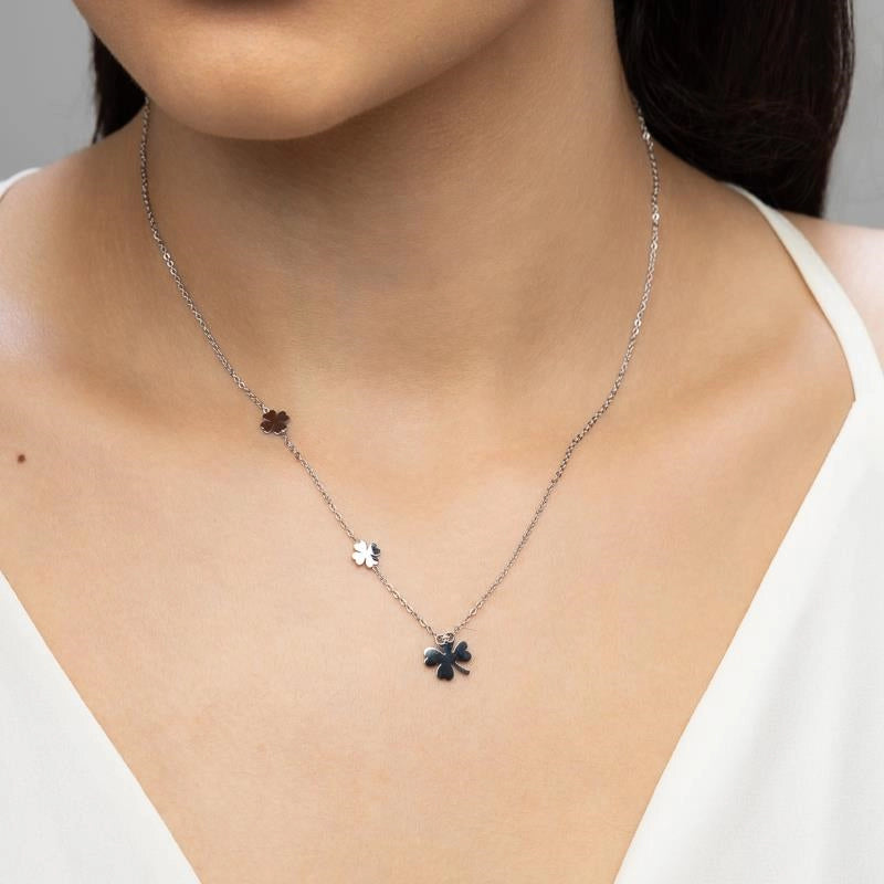 Colar feminino Olívia trevo de 4 folhas sendo usado no colo em aço inoxidável antialérgico