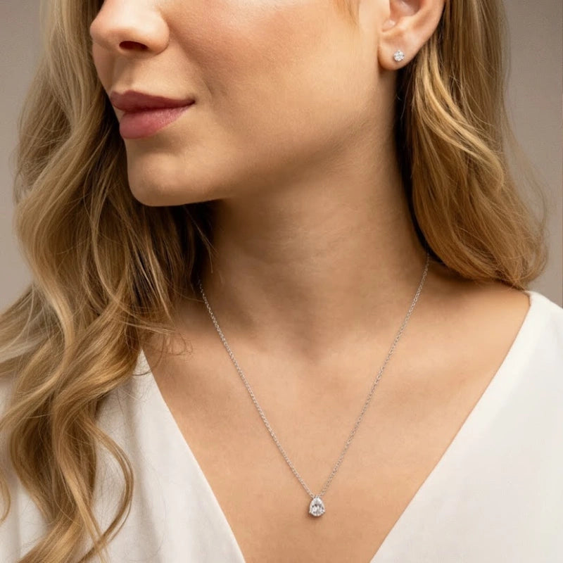 Conjunto feminino Ana colar e brinco gota sendo usado em aço inoxidável antialérgico