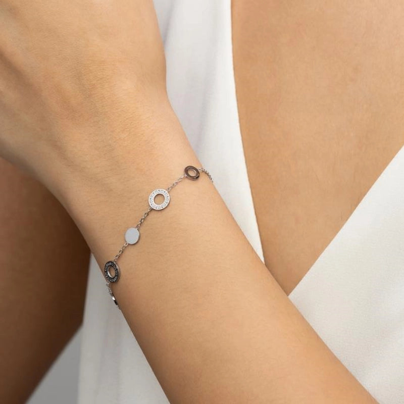 Pulseira feminina charm Alina sendo usada no pulso em aço inoxidável antialérgico