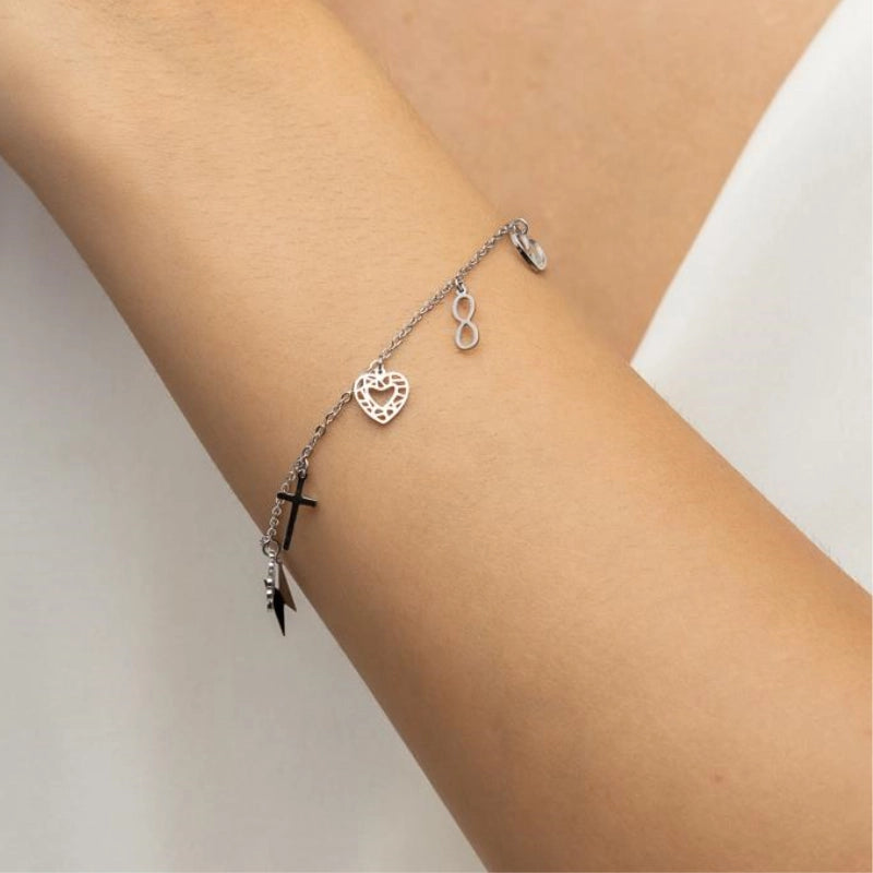 Pulseira feminina charm Amora sendo usada no pulso em aço inoxidável antialérgico