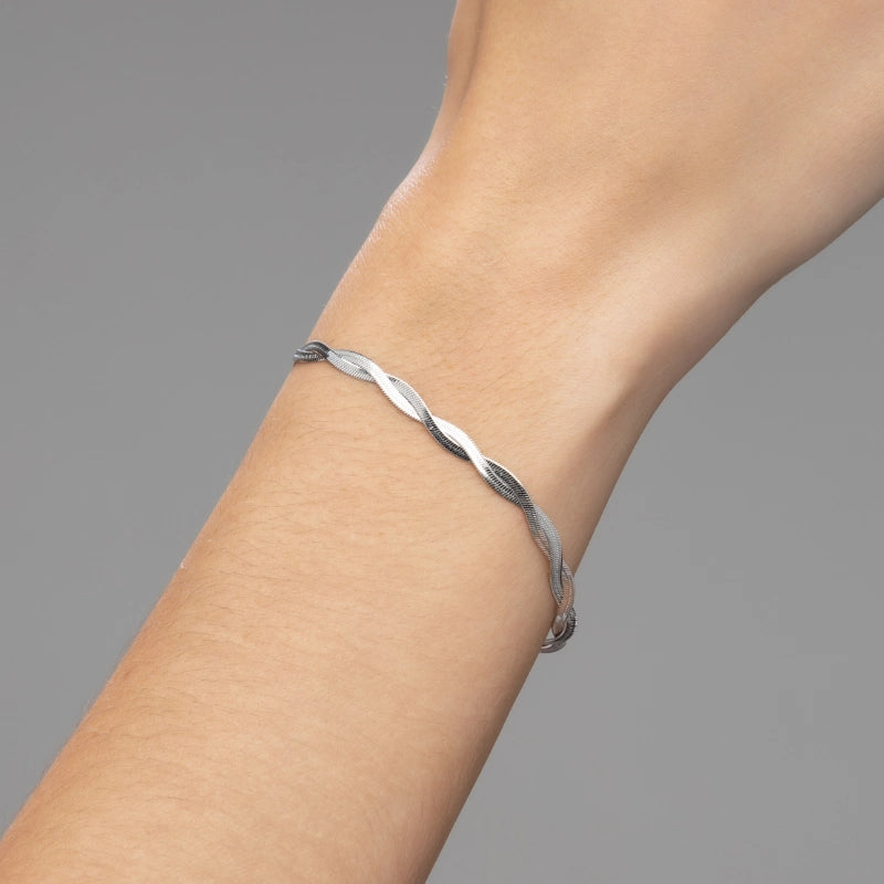 Pulseira feminina trançada Ayla sendo usada no pulso em aço inoxidável antialérgico