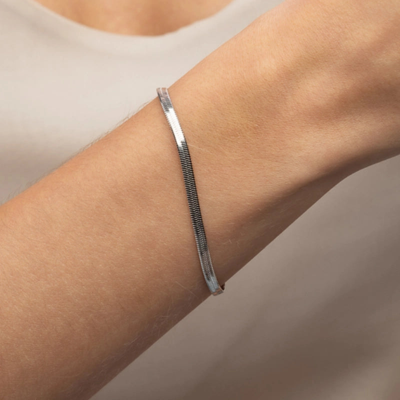 Pulseira feminina lacraia Elisa sendo usada no pulso em aço inoxidável antialérgico