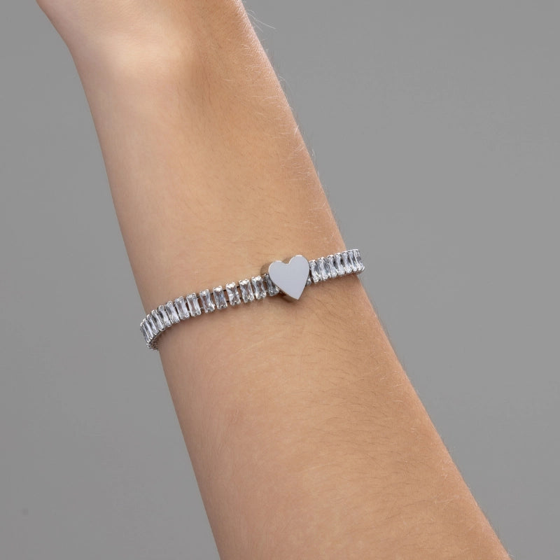Pulseira feminina riviera Mel com coração sendo usada no pulso em aço inoxidável antialérgico