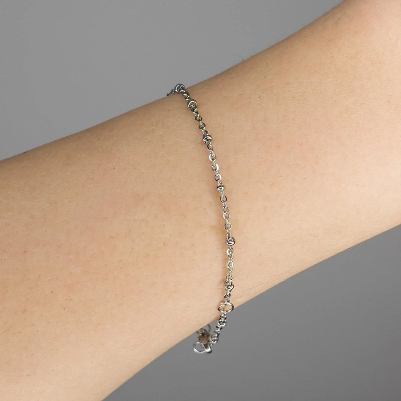 Pulseira feminina de bolinhas Mia sendo usada no pulso em aço inoxidável antialérgico