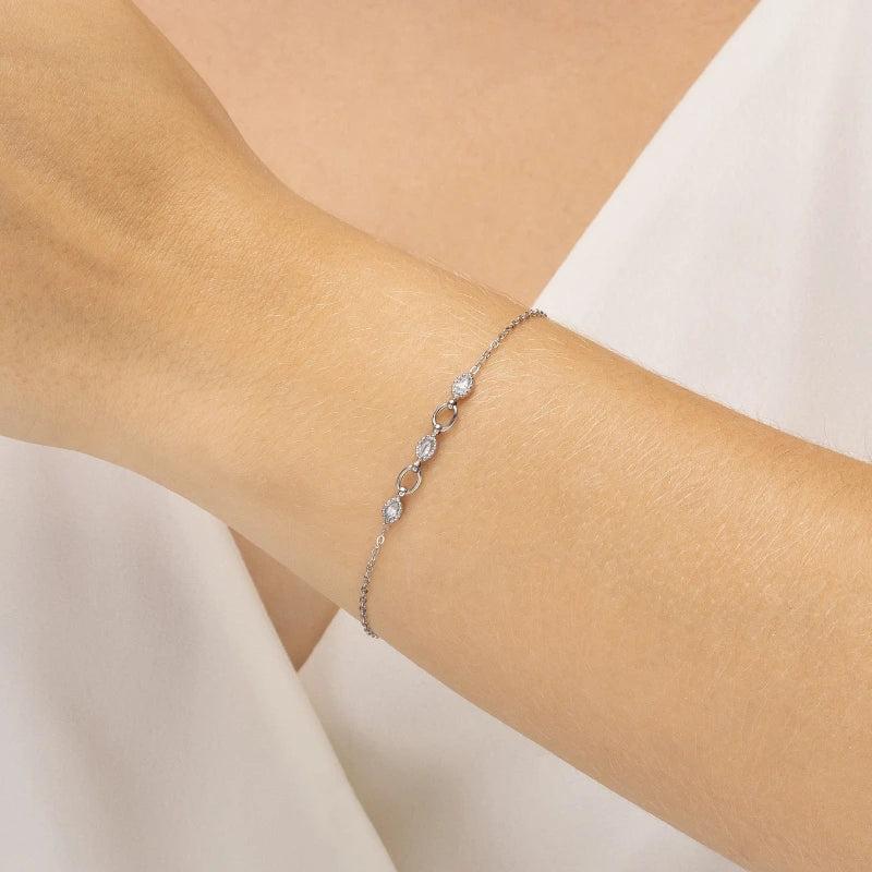 Pulseira feminina delicada Vivi com zircônia sendo usada no pulso em aço inoxidável antialérgico